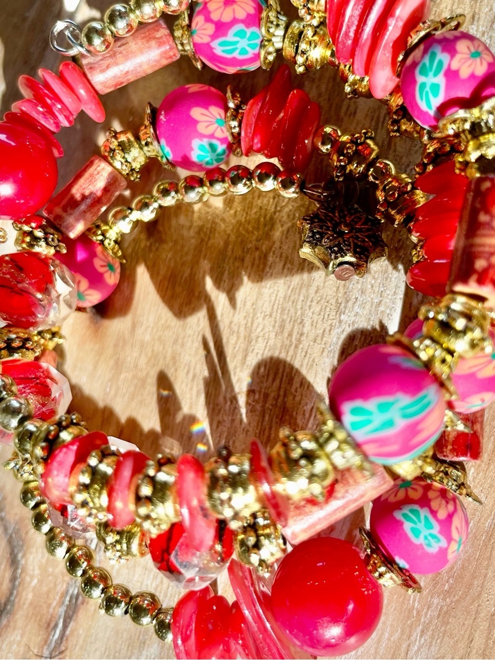 Handmade Gold-Tone Floral Fuscia Pink and Red Beaded Coil Bracelet - Picture 7 of 8